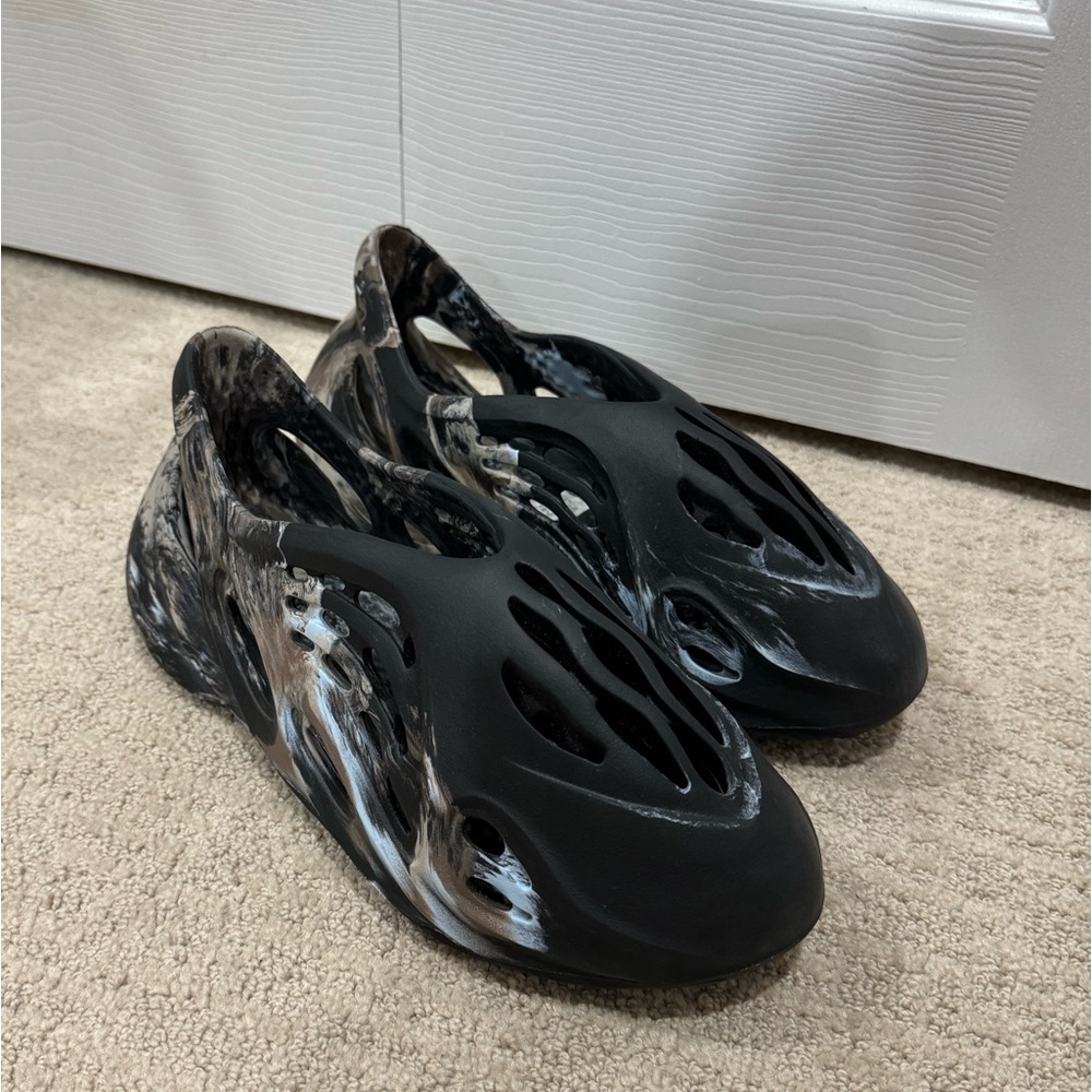 YEEZY FOAM RUNNER SZ 8